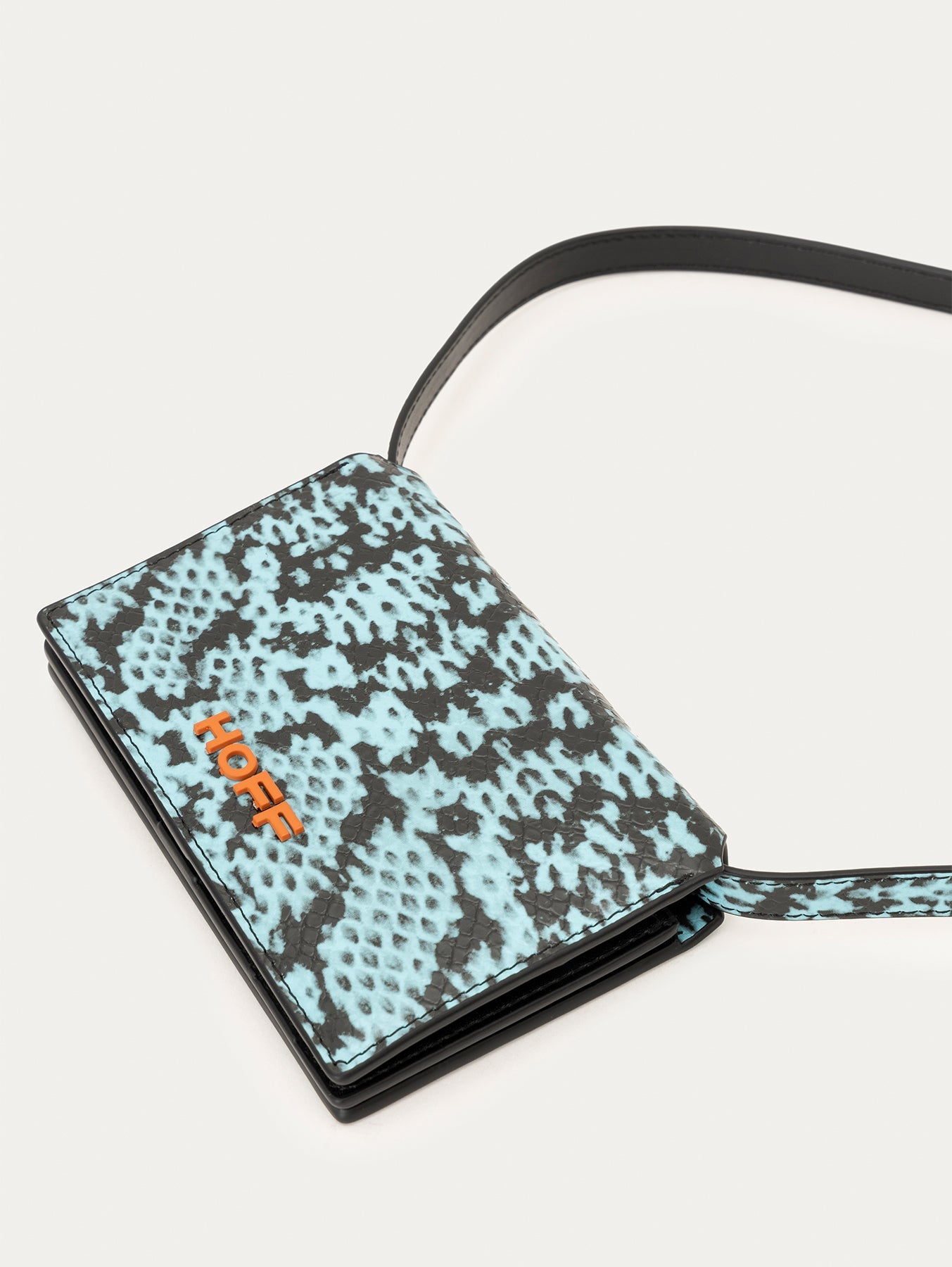 CARTERA CON CORREA ANIMAL PRINT AZUL